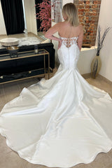 Modern Sweetheart Strapless Satin Wedding Dress Sleeveless Mermaid zipper Back Lace Appliques With Buttons