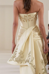 Romantic Daffodil Strapless Sleeveless Satin Prom Dresses Floor Length With Zipper Pleats