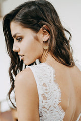 Casual Wedding Dress Tulle A-line Chic V-Neck Sleeveless Lace Long Bridal Gowns-Ballbella