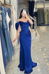 Chic Royal Blue Off-The-Shoulder Satin Prom Dresses Mermaid Pleats Sheath With Pearls