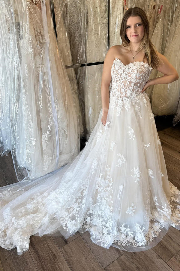 Glamorous Strapless Tulle Sleeveless Wedding Dresses Appliques Lace A-Line With Lace-Up Back