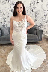 Popular Asymmetrical Scoop Sleeveless Wedding Dresses Satin Mermaid With Appliques Lace