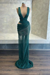 Graceful V-Neck Sleeveless Mermaid Prom Dresses Floor Length With Pleats